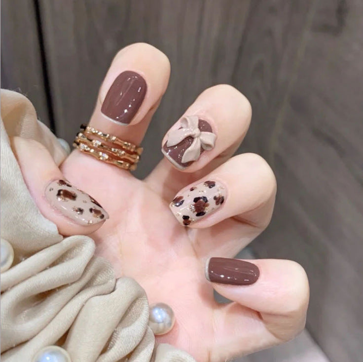 Kunstvolle Nagelspitzen mit eleganten Foliendekoren Brehn