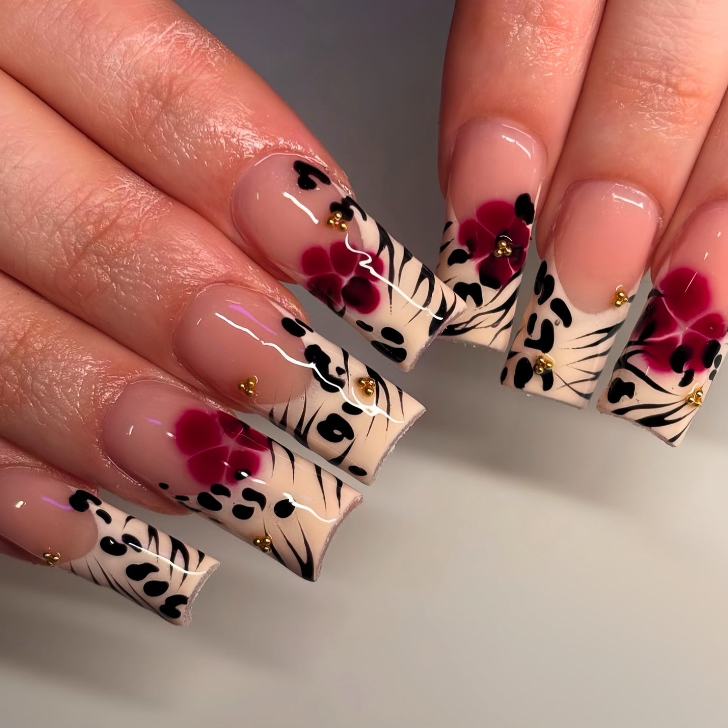 Künstlerische florale Press-On Nagelkunst Brehn