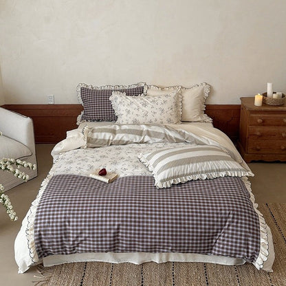 Patchwork-Bettgarnitur im Vintage-Landhausstil mit Volant und Spitzenkante