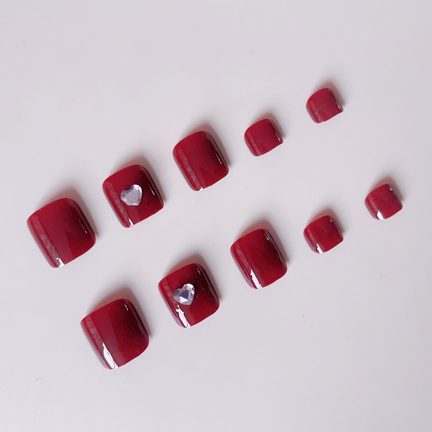 Kunstnagelset mit eleganten Herzakzenten Brehn