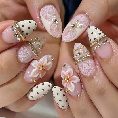 Kunstvolle Nagelverlängerungen mit eleganten floralen und Glitzer-Akzenten Brehn
