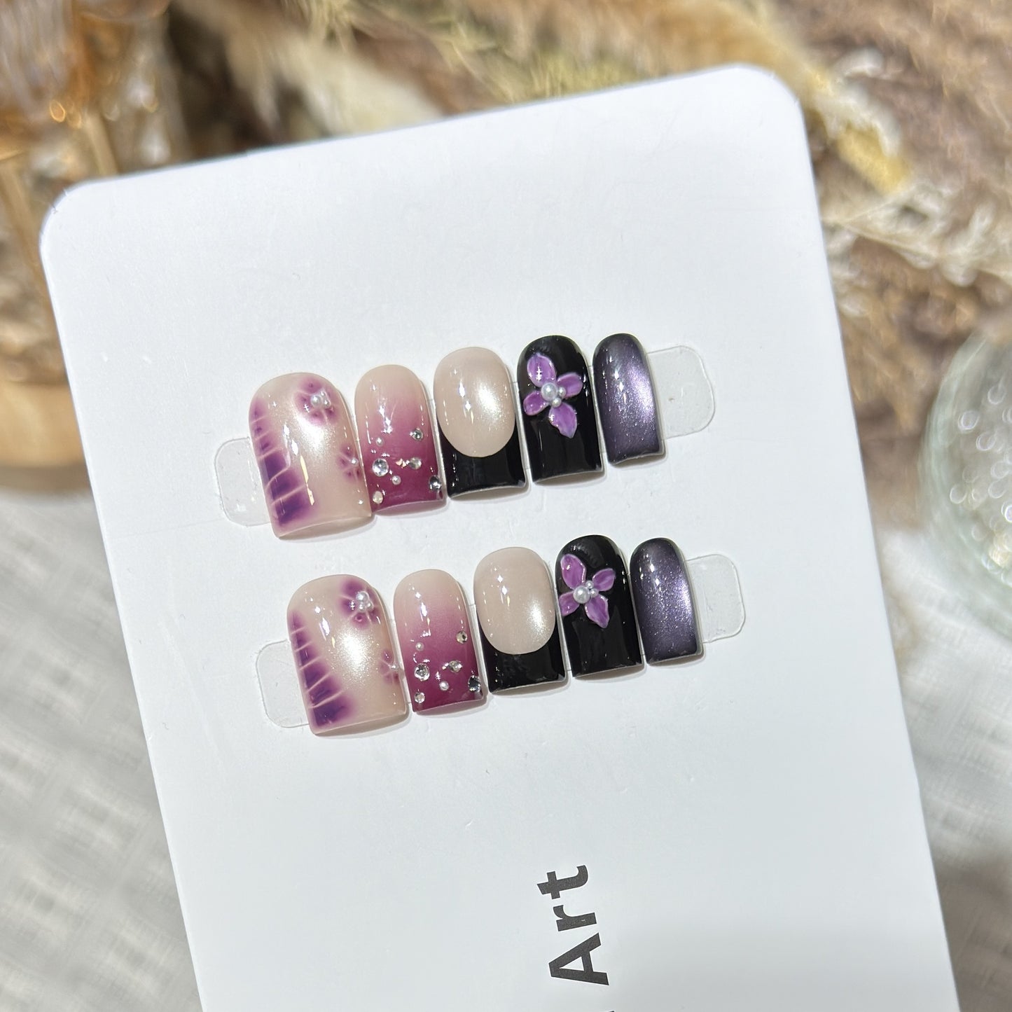 Dekoratives Press-On Nagelkunst-Set mit floralen und Edelsteinakzenten Brehn