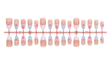 Kunstnagelset mit romantischen Blütenmotiven und eleganten Akzenten Brehn