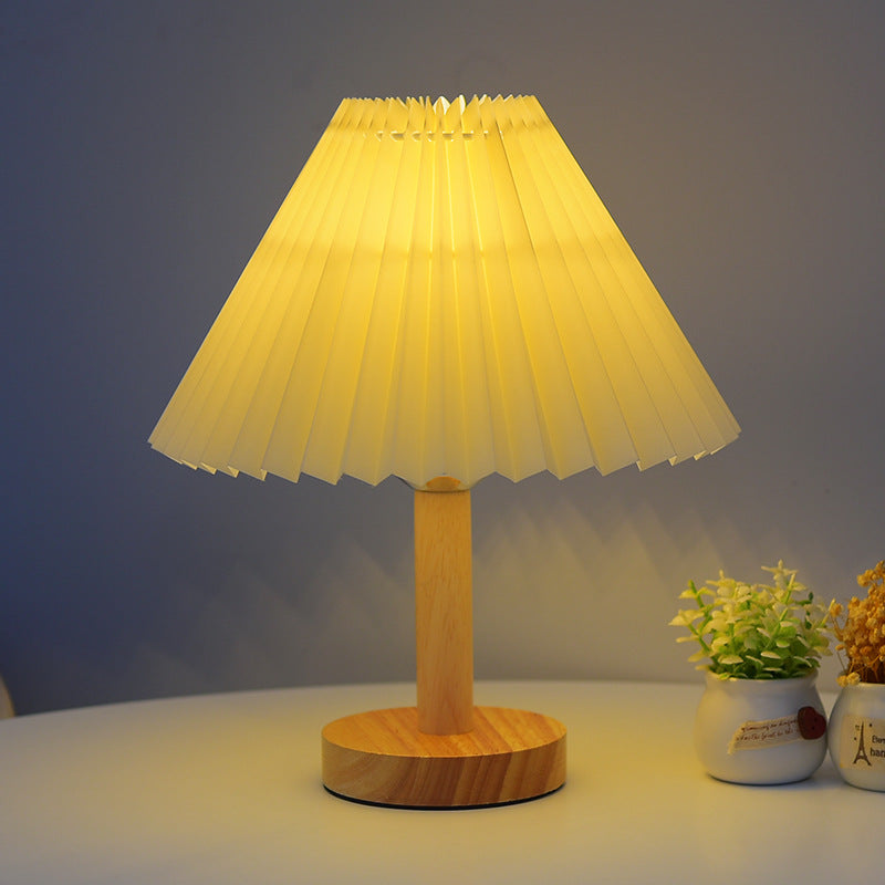 Moderne Tischlampe mit plissiertem Schirm
