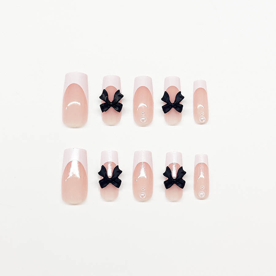 Kunstnagelset mit stilvollen Schwarz- und Perl-Details Brehn