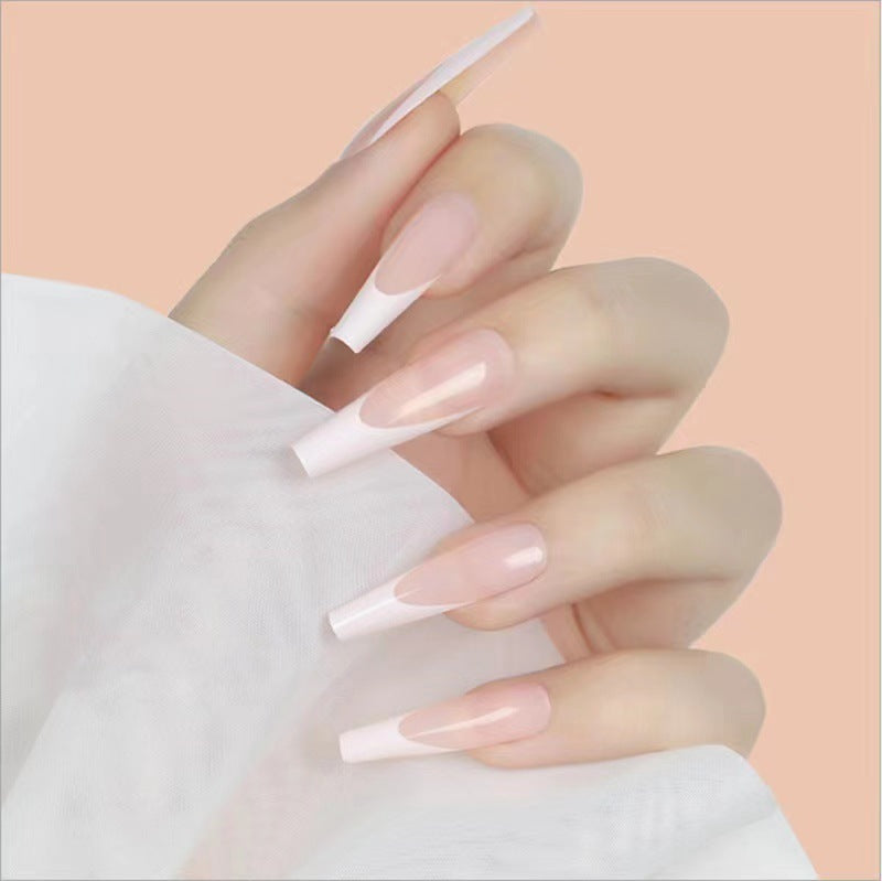 Kunstnagelset mit eleganten spitzen und stilvollem French Design Brehn