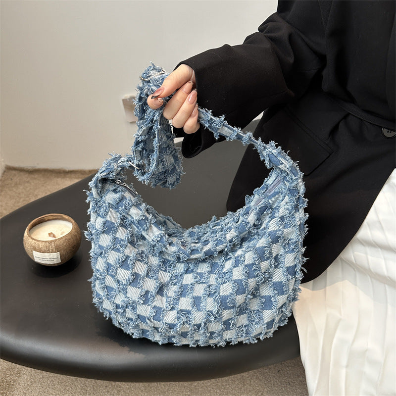 Texturierte gewebte Schultertasche