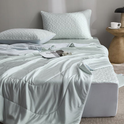 Gesteppte Bettwaren-Garnitur mit Wendbarer Satin-Decke und Matratzenschoner