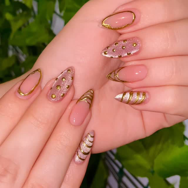 Glamouröse dekorative Nagelverbesserungen Brehn