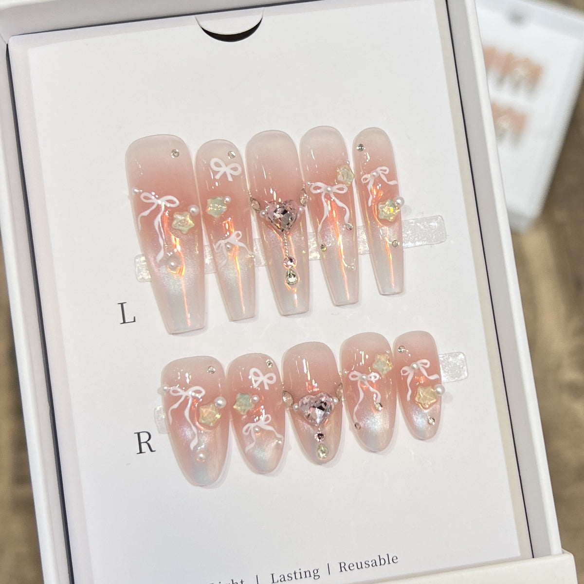 Elegantes Press-On Nagelkunstset mit schickem Band und Edelsteinen Akzenten Brehn