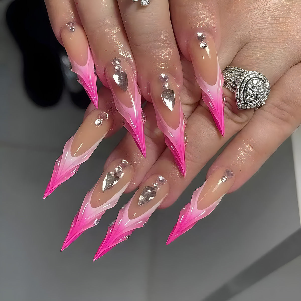 Stiletto Press-On Nägel mit Edelstein- und Farbverlaufdesign Brehn
