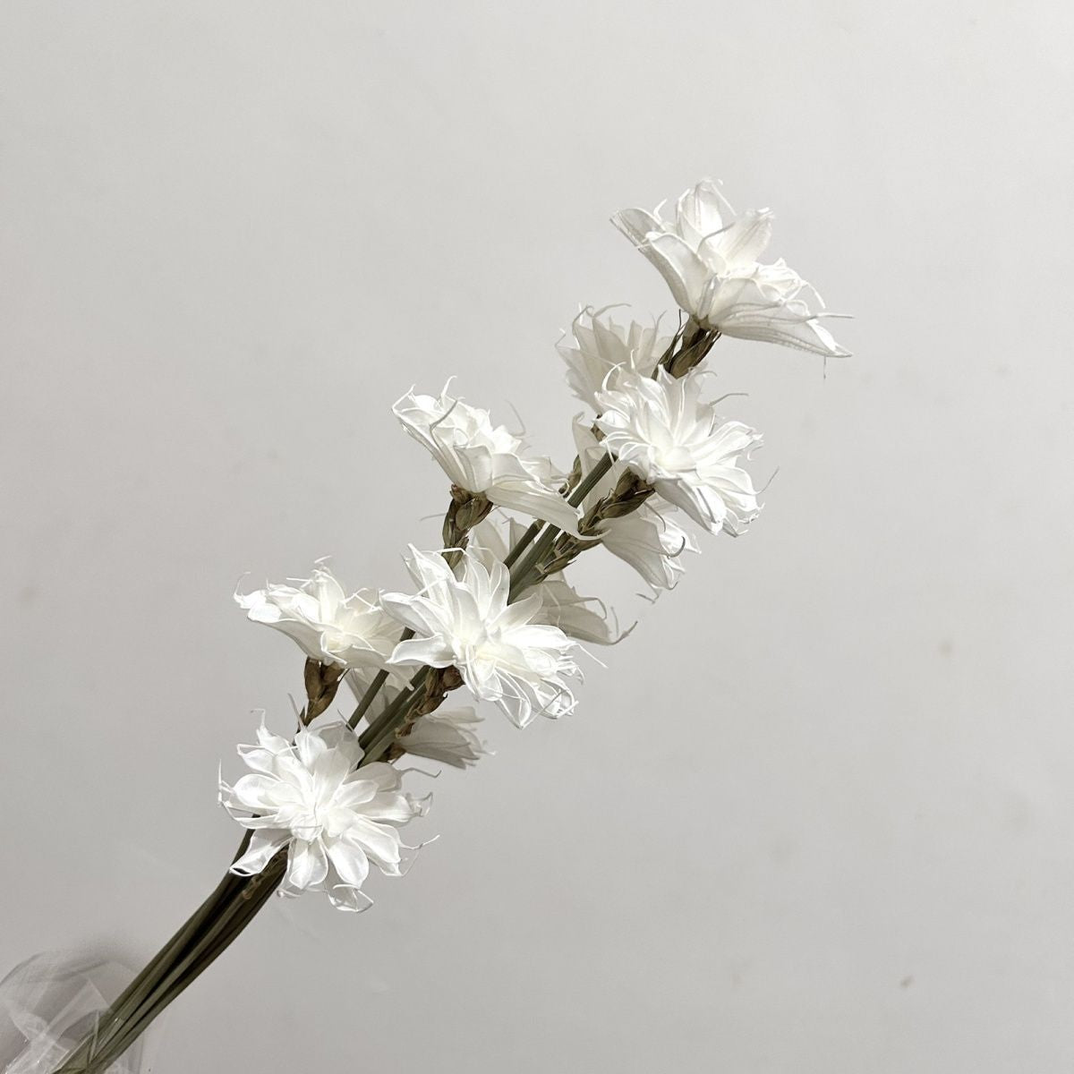 Lebensechter Blumenstengelstrauß mit strukturierten Blütenblättern