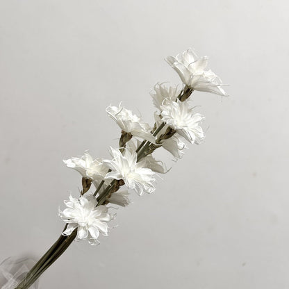 Lebensechter Blumenstengelstrauß mit strukturierten Blütenblättern