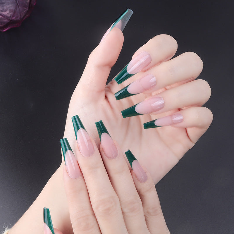 Elegantes Stiletto-Press-On-Nagelset mit zweifarbigen Design Brehn