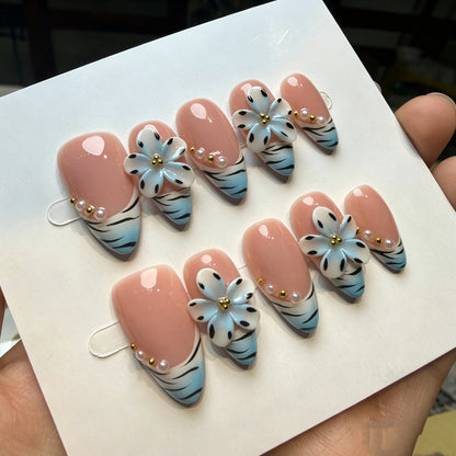 Künstlerisches Press-On-Nagel-Set mit floralen und grünen Akzenten