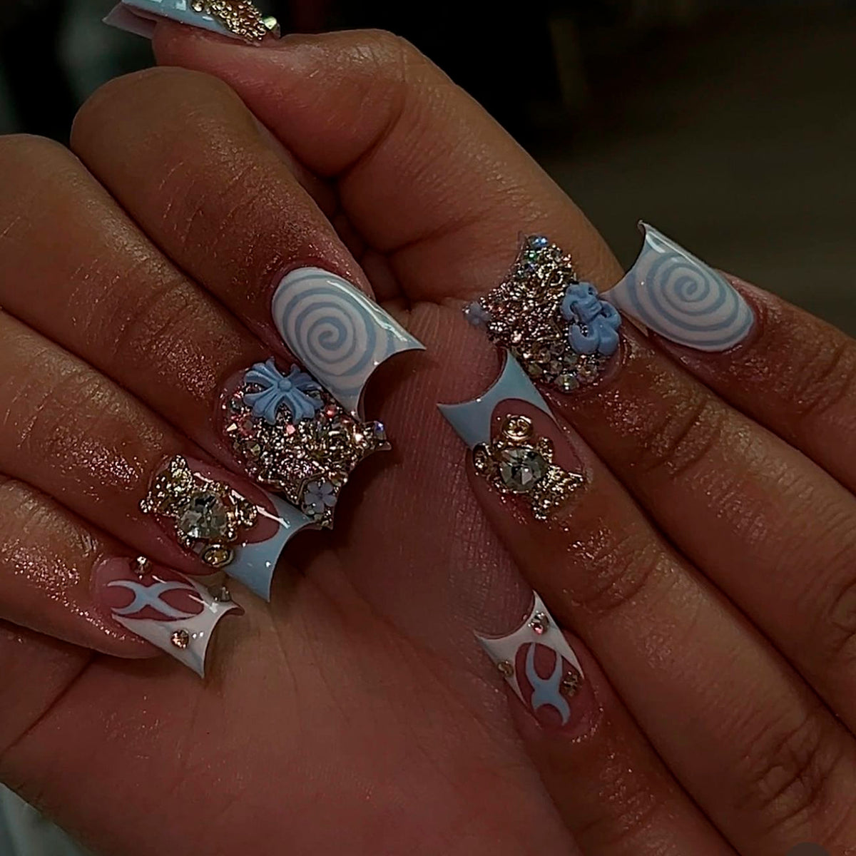 Kunstvolle Nagelkunst mit süßen Tiermotiven und Glitzerakzenten Brehn