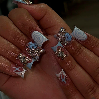 Kunstvolle Nagelkunst mit süßen Tiermotiven und Glitzerakzenten Brehn