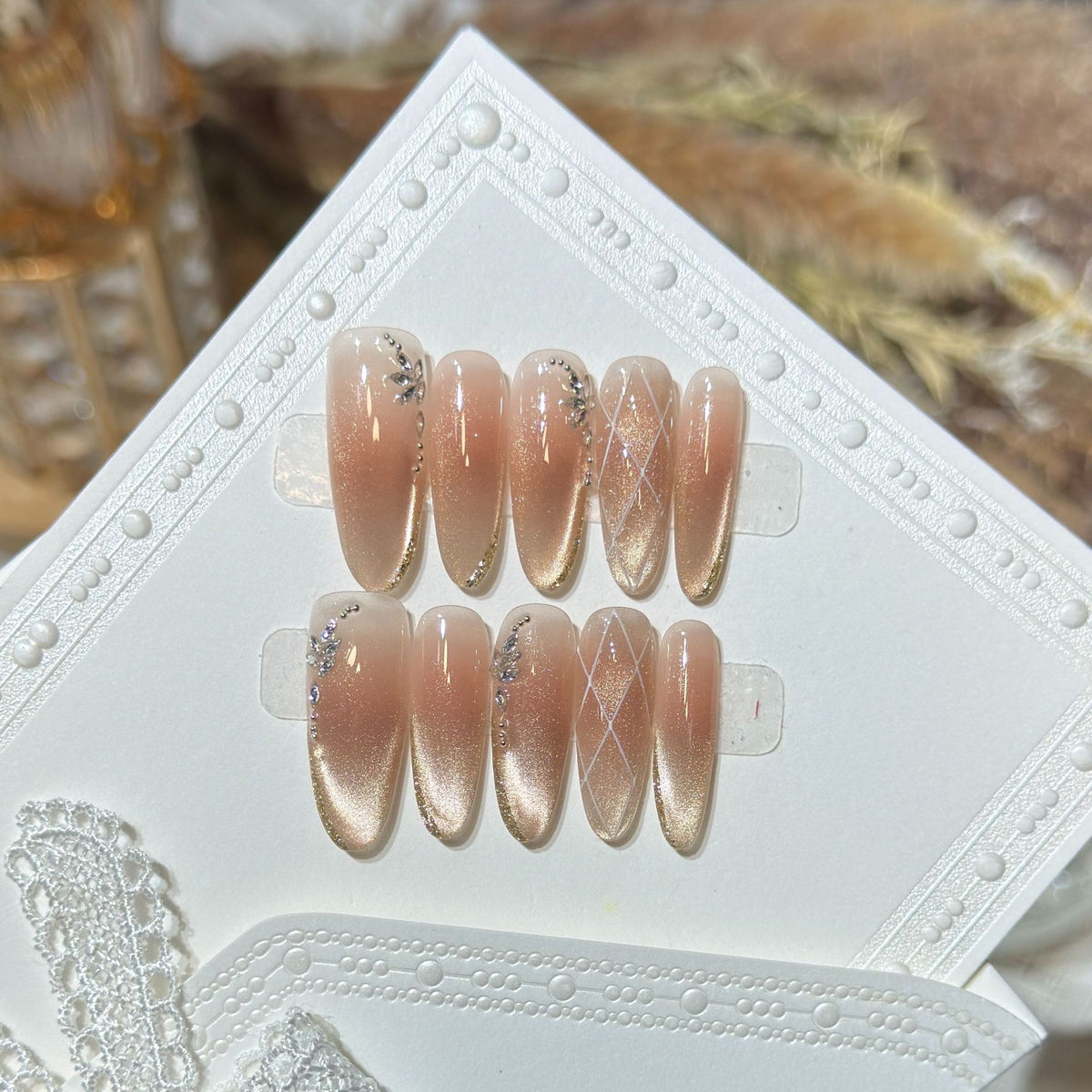 Glamouröses Stiletto Press-On Nail Set mit Strassakzenten Brehn