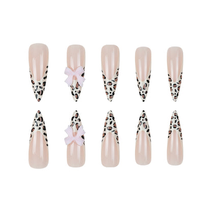 Stylische Stiletto Press-On Nagelkunst Brehn