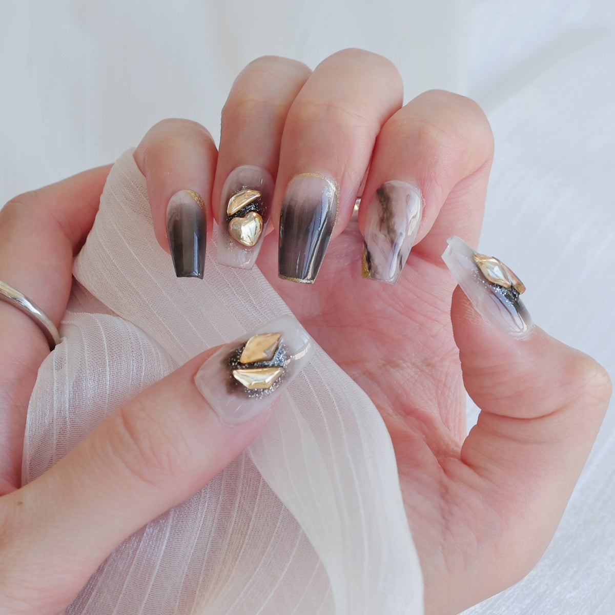 Künstlerisches Press-On Nagelkunstset mit Herz- und himmlischen Designs