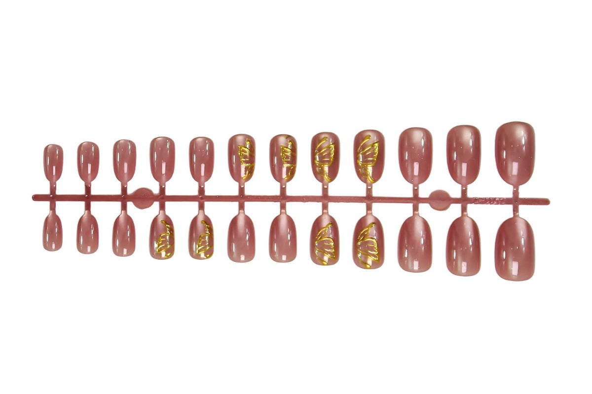 Kunstnagelset mit eleganten goldenen Akzenten und schimmerndem Finish Brehn