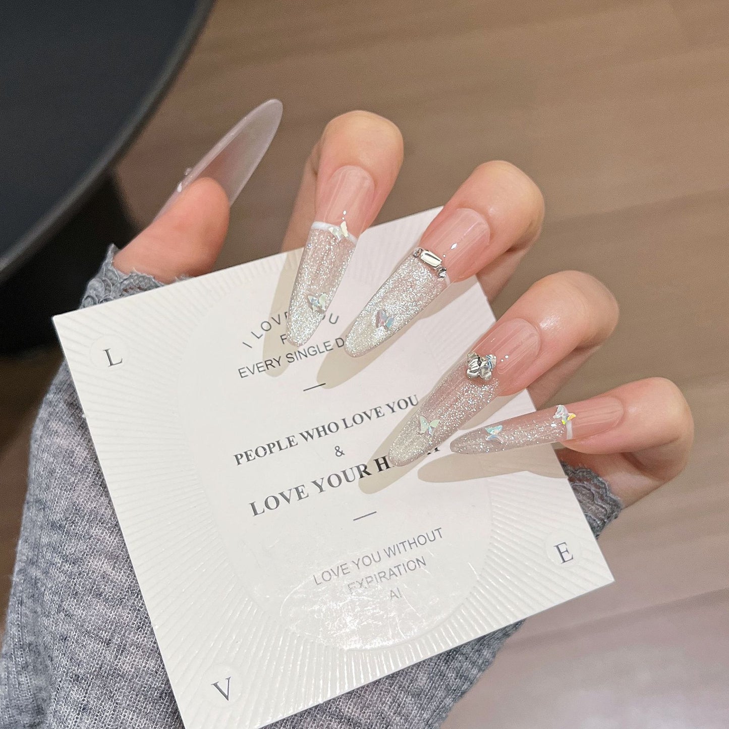 Künstlerische Stiletto Press-On Nagelkunst mit schimmernden Akzenten Brehn