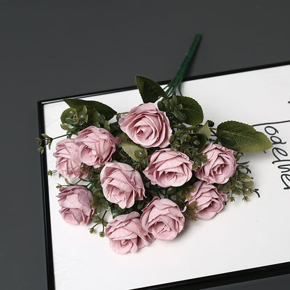 Kunstblumenstrauß für die Innendekoration