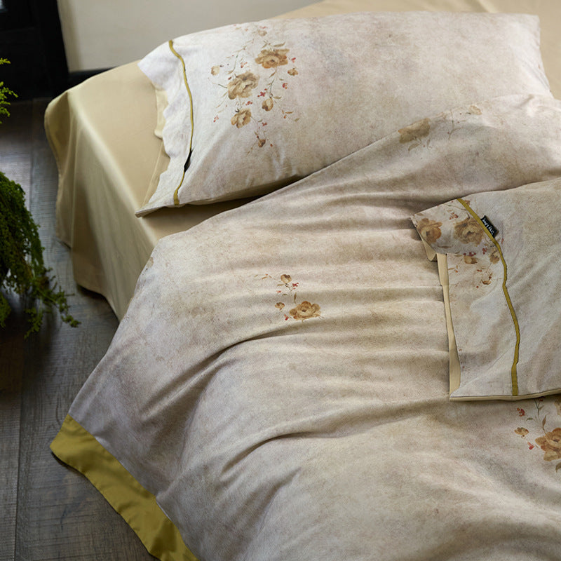 Wendbare Baumwoll-Perkal Bettwäschegarnitur mit verwischtem Vintage-Blumenprint und kontrastiertem Saum