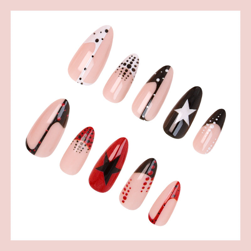 Kunstnagelset mit auffälligen Sternen- und Punkte-Designs Brehn