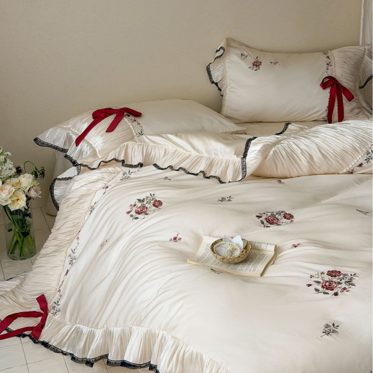 Elegante Satin-Bettgarnitur mit plissiertem Volant, Rosenstickerei und Schleifenapplikation
