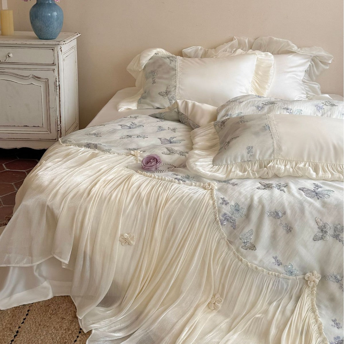 Romantisches Baumwoll-Bettwäscheset mit Chiffon-Volant, bestickten Schmetterlingen und Bettschürze Brehn