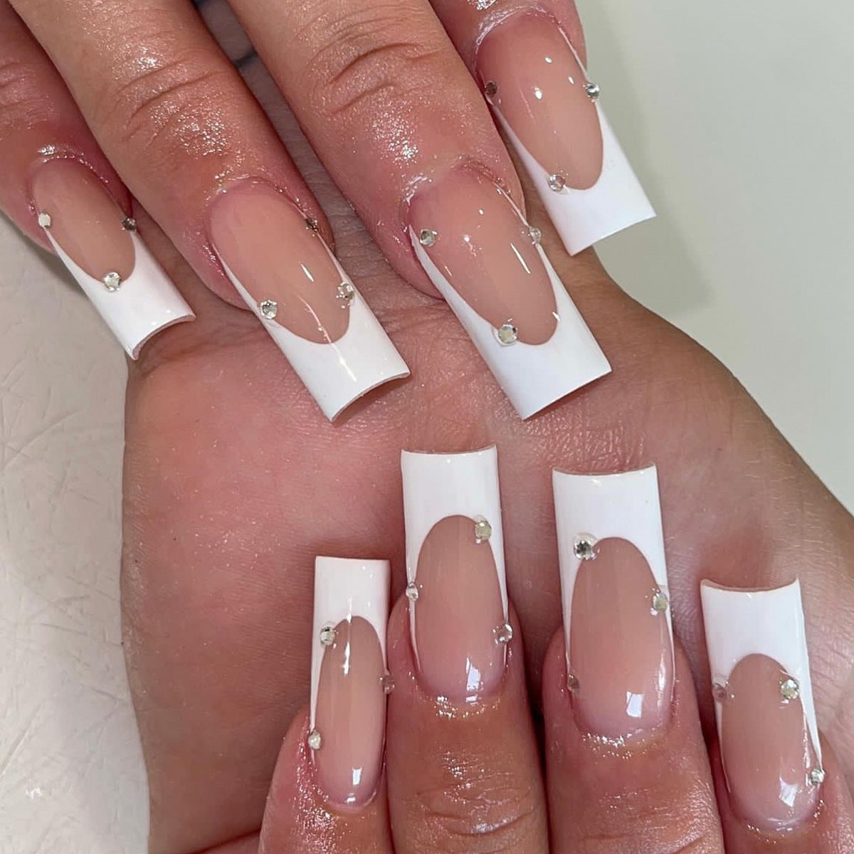 Elegantes kristallverziertes Press-On-Nageldesign Brehn