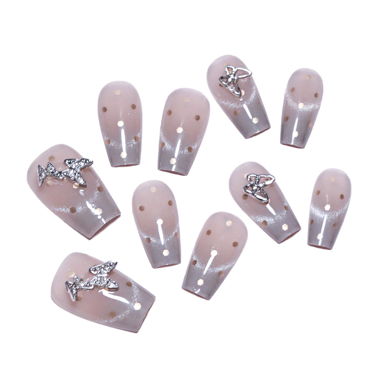 Künstliche Nagelkunst mit Glitzer-Details und Schleifenakzenten Brehn
