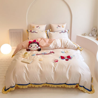 Verspieltes Bettwäsche-Set aus Baumwollsatin mit applizierten Cartoon-Motiven, Volant-Rüschen und dekorativen Kissenbezügen Brehn