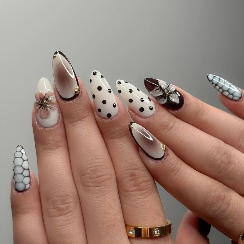 Künstlerisches Stiletto Press-On Nagelset mit Punkten und floralen Designs Brehn