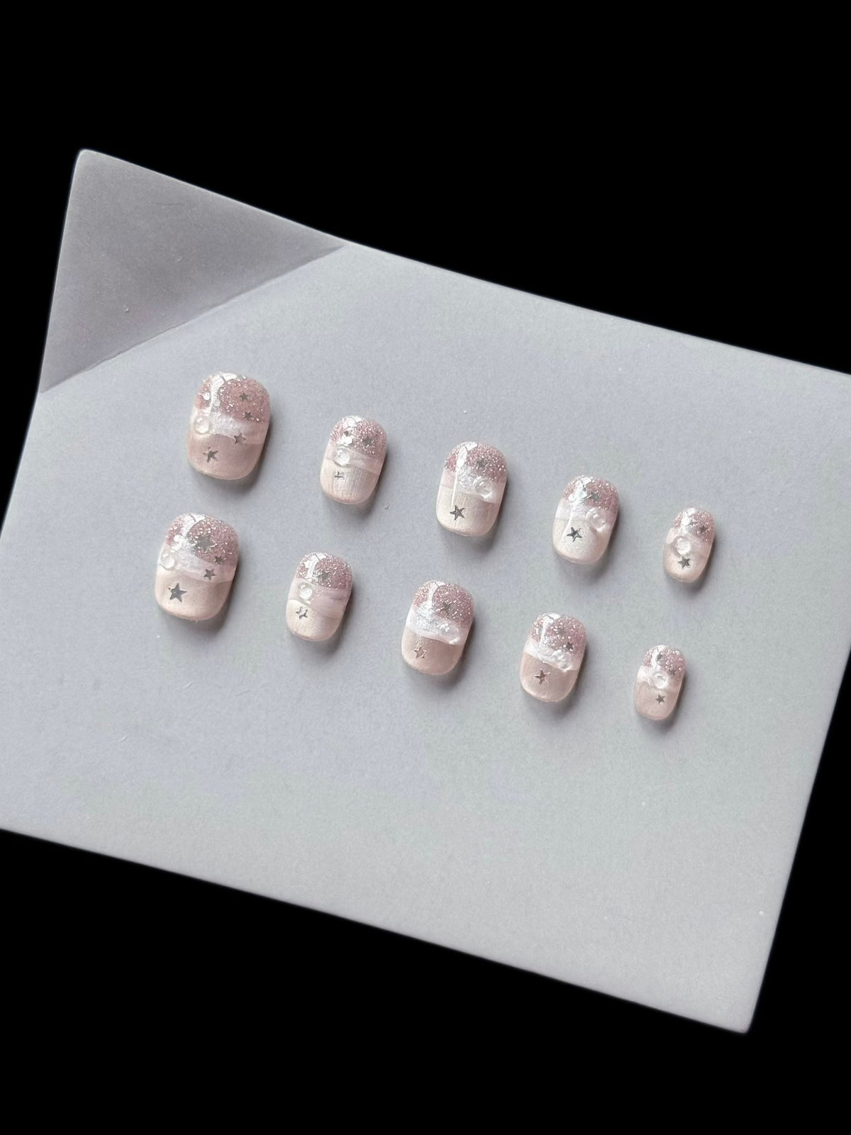 Dekoratives Press-On Nagelkunstset mit funkelnden Stern-Designs