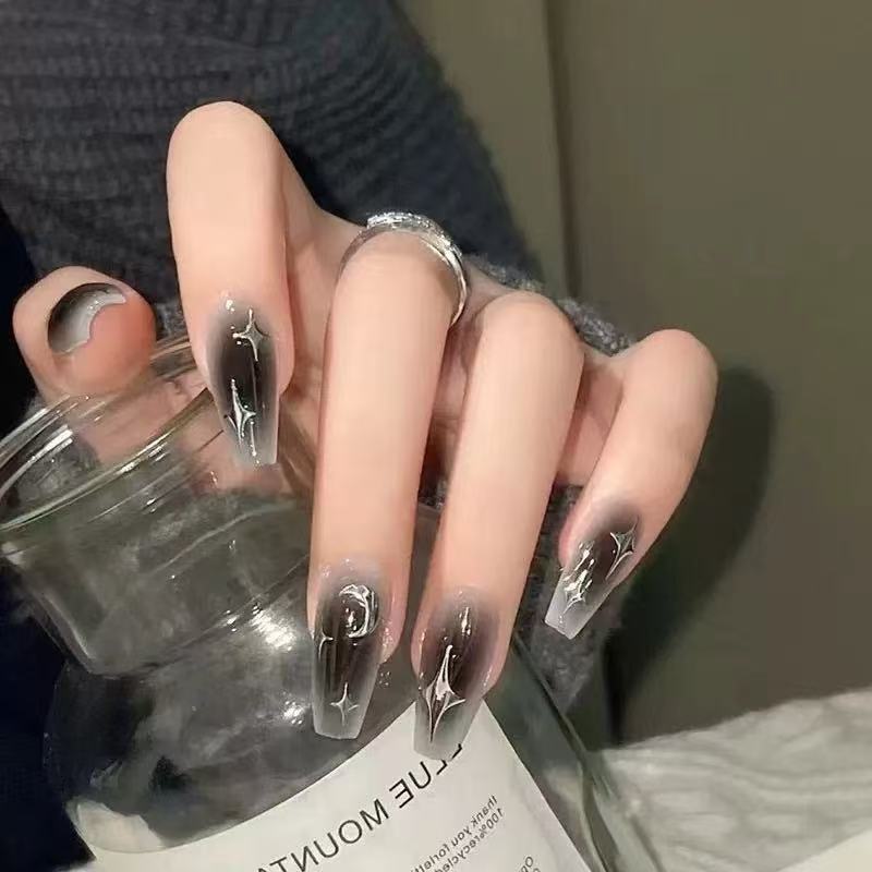 Glamouröse Kunstnägel mit Strassdetails Brehn