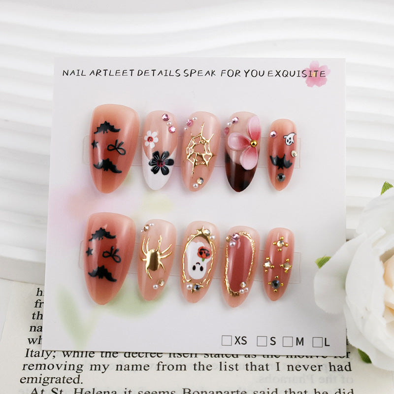 Kunstnagelset mit Halloween-Motiven und extravaganten Akzenten Brehn