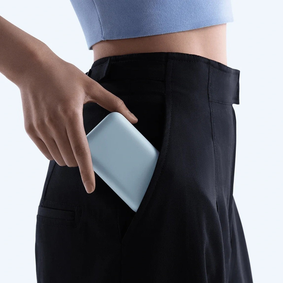 Kompakte Hochleistungs tragbare Powerbank mit integriertem USB-C-Kabel und Silikon-Trageband Brehn