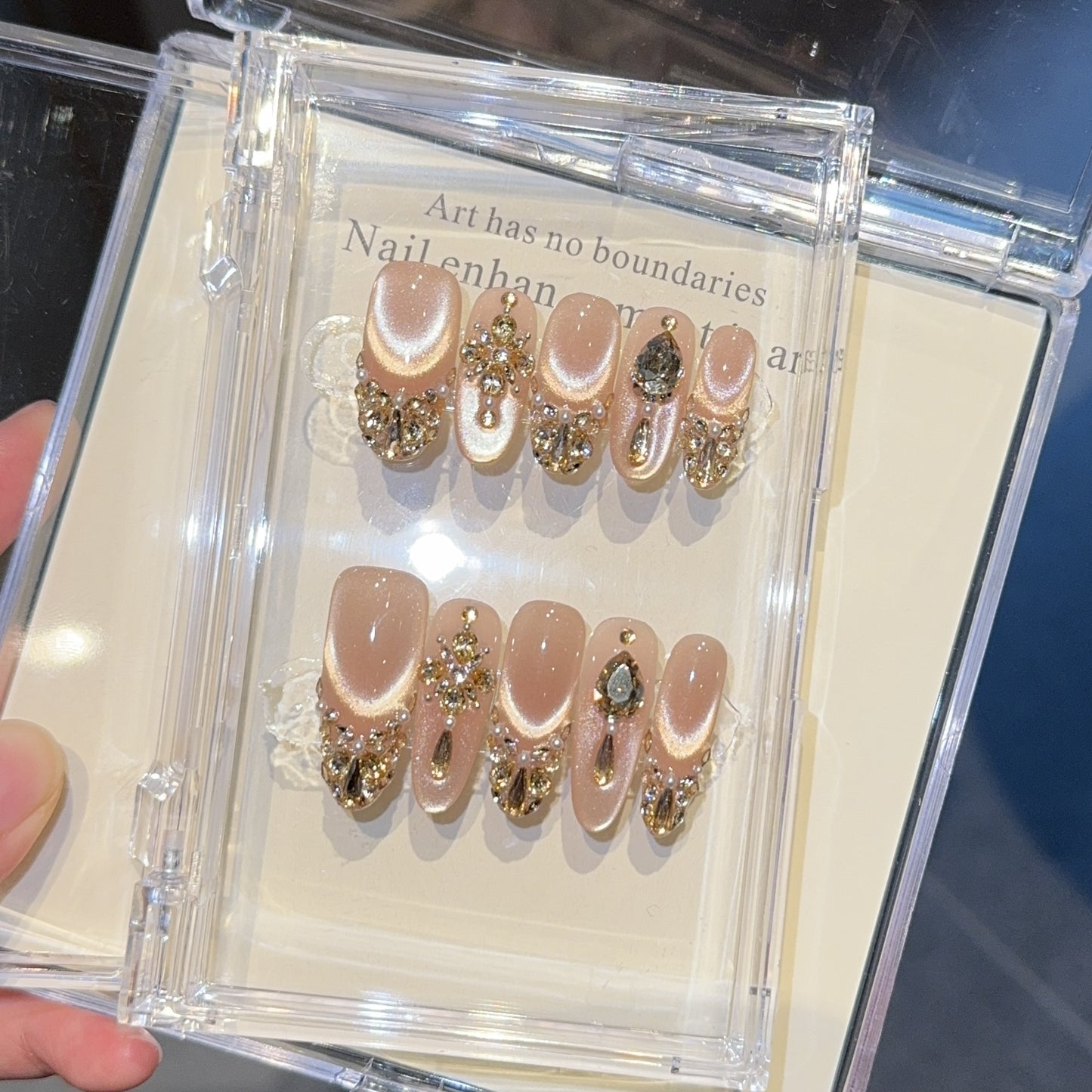 Glamouröse Kunstnägel mit Glitzerdetails Brehn