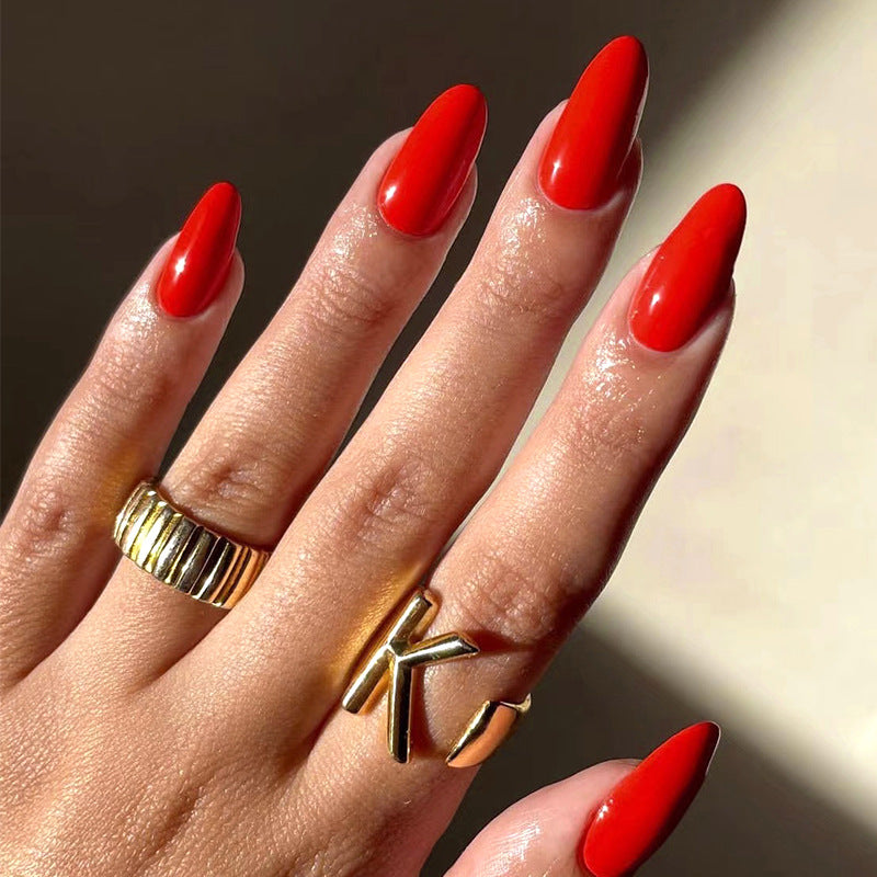 Kunstvolle Nageldesigns mit mattem Finish und elegantem Stiletto Brehn