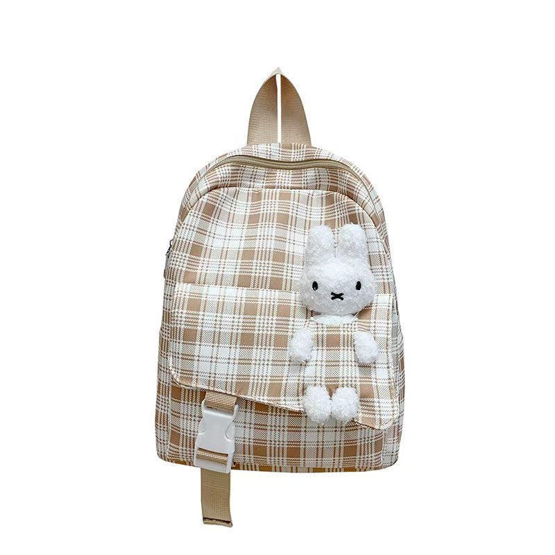Rucksack mit Verspieltem Karomuster und Knuffigem Plüschanhänger Brehn