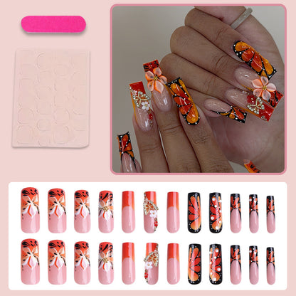 Kunstnagelset mit eleganten floralen und glamourösen Verzierungen Brehn