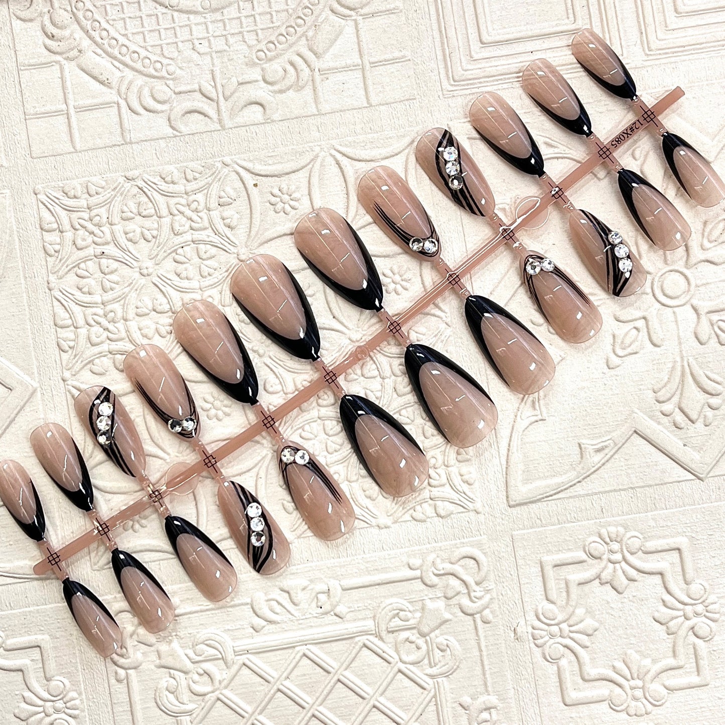 Elegantes Press-On-Nail-Design mit Strassakzenten Brehn