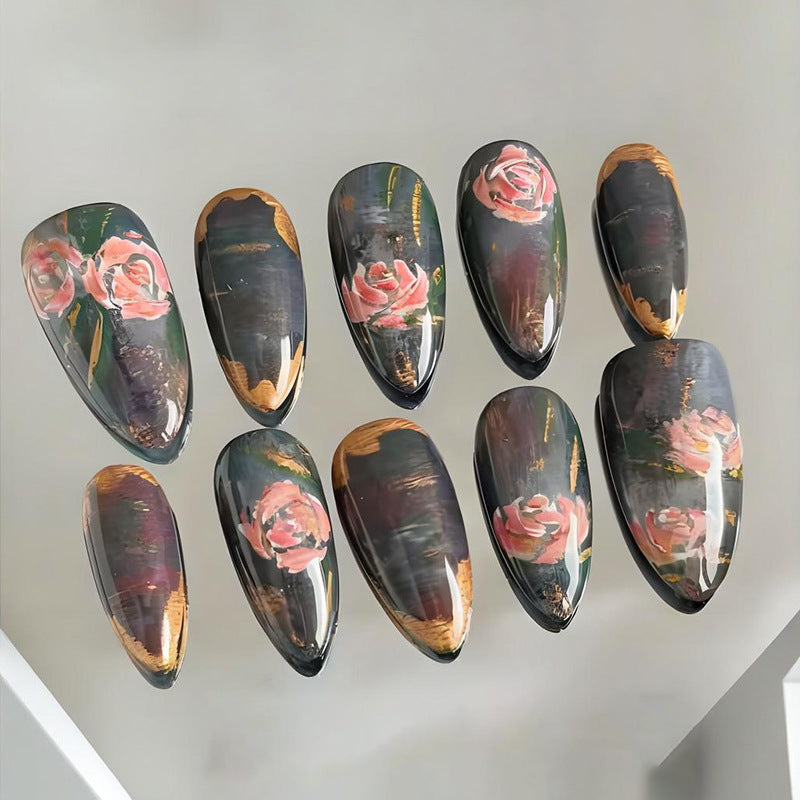 Kunstnägel mit romantischen Rosenmotiven und elegantem Goldrand Brehn