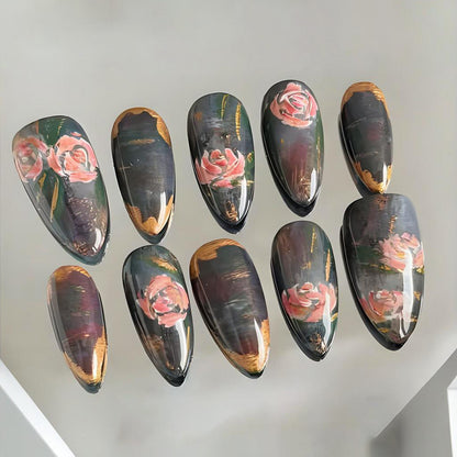 Kunstnägel mit romantischen Rosenmotiven und elegantem Goldrand Brehn