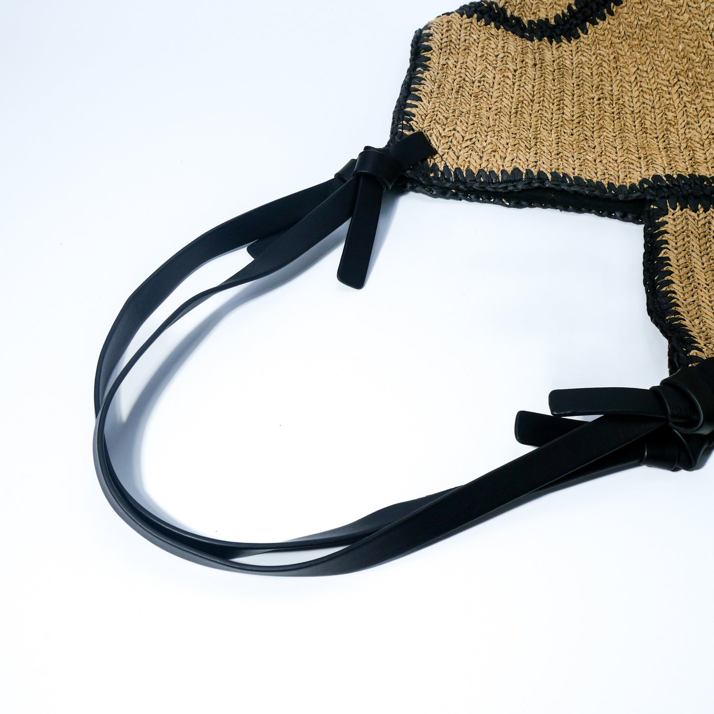 Modische Strandtasche Aus Geflochtenem Naturmaterial mit Lederhenkeln Brehn