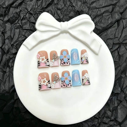 Künstlerisches Nail Art Press-On Set mit floralen und Edelsteinakzenten