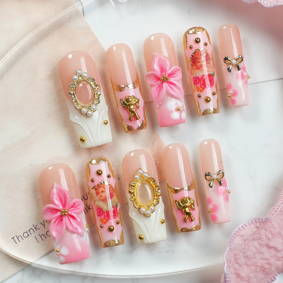 Kreatives Kunstnagelset mit blühenden Verzierungen und Glitzerakzenten Brehn