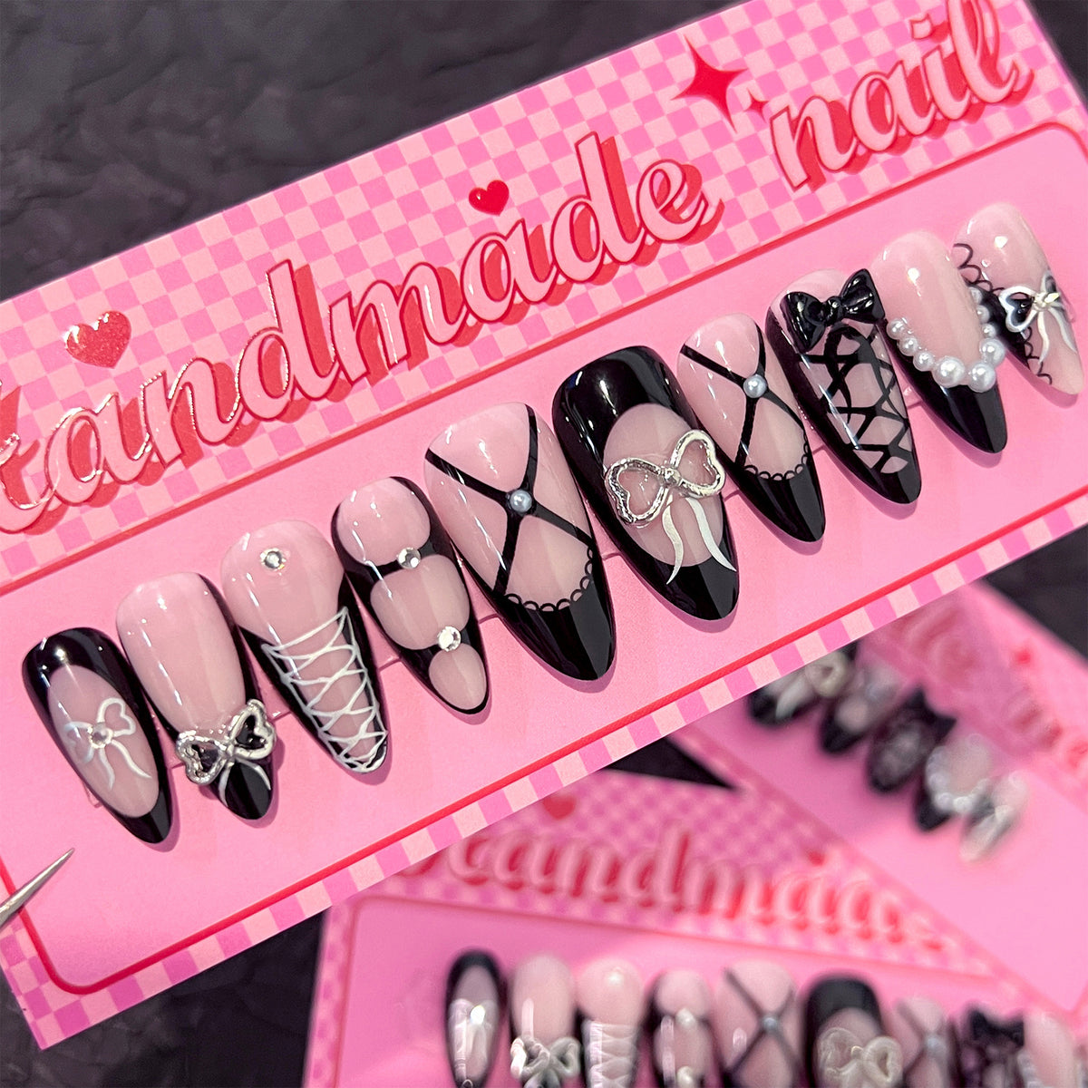 Kunstvolle Nagelkunst mit eleganten Schleifen und Glitzerakzenten Brehn